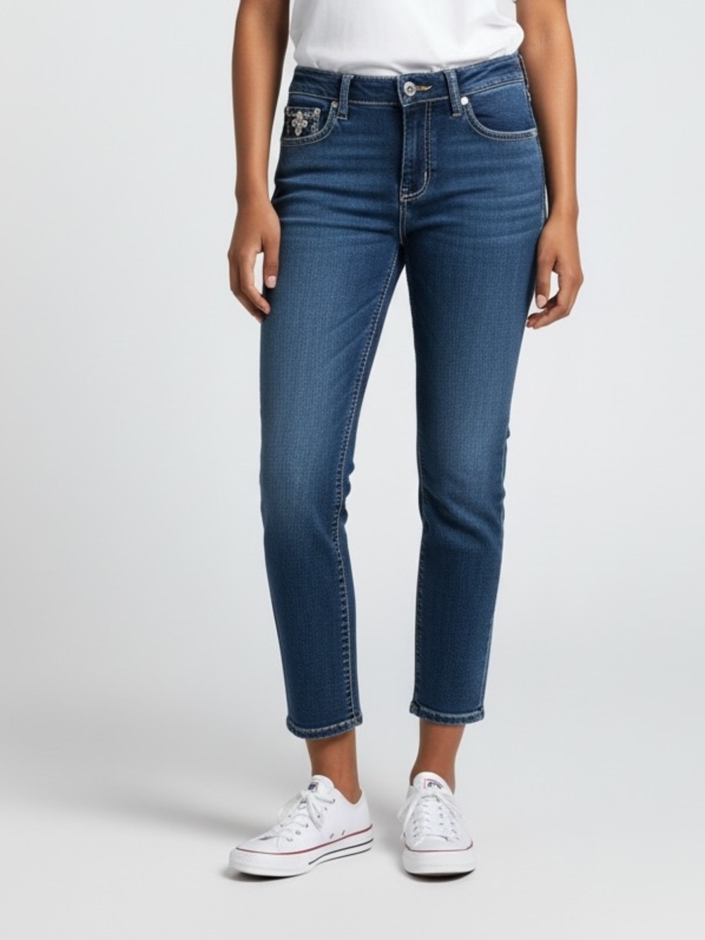 Love Indigo•Cropped Mid Rise Jeans with Embroidered Pockets